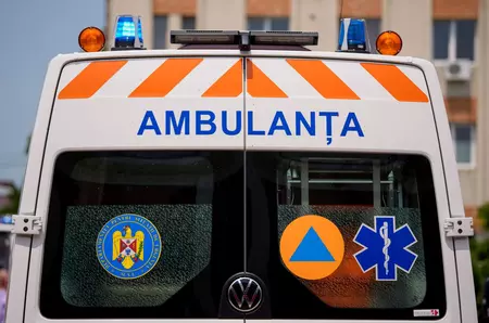 O mamă din Timișoara și-a înjunghiat propria fiică, în timp ce copila dormea. Fetița de 10 ani a ajuns la spital în stare gravă, cu multiple plăgi. Care ar fi fost motivul din spatele gestului îngrozitor al femeii