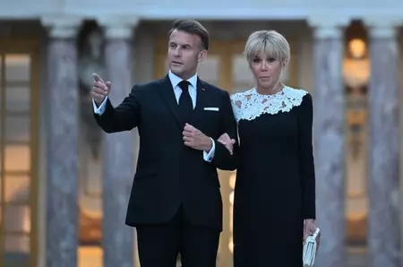 Se iubesc de când el avea doar 16 ani și era elev, iar ea era o profesoară măritată de 41 de ani, cu 3 copii acasă! Imagini rare cu ei, de la începutul relației! Ce promisiune i-a făcut Emmanuel Macron lui Brigitte când era doar un adolescent