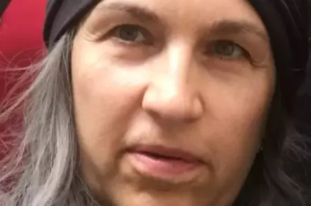 Așa arată azi fosta vedetă sexy din România! A dat aparițiile excentrice pe Biserică și Biblia i-a devenit cel mai de preț accesoriu! Uită-te bine la ea, îți dai seama cine e în poză? Ai văzut-o ani de zile la TV!!