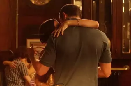 Urmează să facă nunta, dar a fost prins sărutându-se pasional cu o femeie celebră, într-un bar. Imaginea s-a viralizat