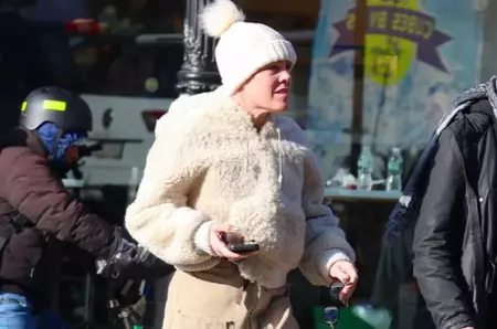 Gerul a învins-o și pe ea! A renunțat la hainele de lux și a ieșit la plimbare îmbrăcată bine și cu căciulă pe cap! Nimeni nu a recunoscut-o așa! Îți dai seama cine e în poză?