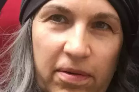 Așa arată azi fosta vedetă sexy din România! A dat aparițiile excentrice pe Biserică și Biblia i-a devenit cel mai de preț accesoriu! :o Uită-te bine la ea, îți dai seama cine e în poză? Ai văzut-o ani de zile la TV!!