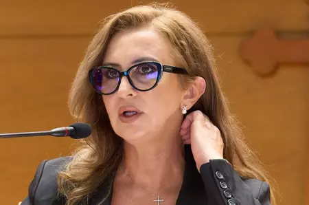 Ce s-a aflat acum despre Natalia Intotero, noua ministră a Mediului. Detalii neștiute din trecutul ei au ieșit la iveală. De la profesoară de provincie și pasionată de mașini de lux, la scandaluri politice și afaceri de familie. Cu cine e căsătorită