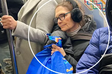 Înghesuită la metrou, cu sacoșele de cumpărături în brațe... pur și simplu de nerecunoscut! Uită-te bine la poză, o recunoști? E super celebră, dar preferă să ducă o viață absolut normală / Foto