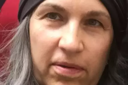 Așa arată azi fosta vedetă sexy din România! A dat aparițiile excentrice pe Biserică și Biblia i-a devenit cel mai de preț accesoriu! Uită-te bine la ea, îți dai seama cine e în poză? Ai văzut-o ani de zile la TV
