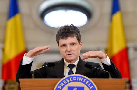 Imagini nemaivăzute din trecutul lui Nicușor Dan. Cum se distra președintele în tinerețe, la Vama Veche / FOTO