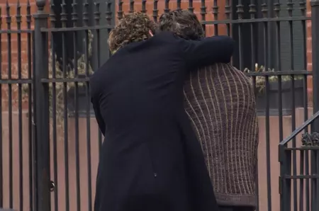 Doi bărbați celebri, surprinși în ipostaze tandre pe stradă! Unul dintre ei e un burlac faimos, și multe femei visează la el, dar iată că lui îi plac bărbații / FOTO