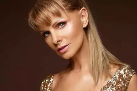 Da, așa arată azi, la 73 de ani, Anastasia Lazariuc. În haine moderne, cu ochelari de soare și șapcă, nu îi dai mai mult de 50 de ani! Doamne, ce femeie frumoasă!!