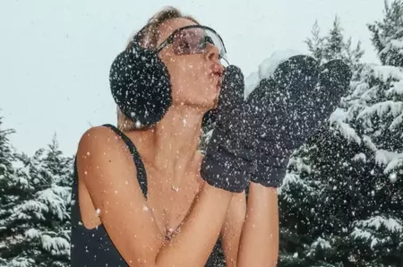 Vedeta noastră a renunțat la haine și a făcut o ședință foto "fierbinte", în zăpadă! „Soțul mi-a făcut pozele”. Imaginile au încins internetul / Foto