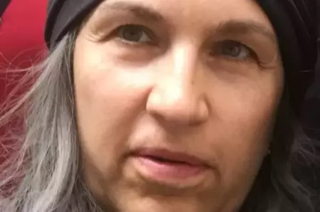 Așa arată azi fosta vedetă sexy din România! A dat aparițiile excentrice pe Biserică și Biblia i-a devenit cel mai de preț accesoriu! Uită-te bine la ea, îți dai seama cine e în poză? Ai văzut-o ani de zile la TV