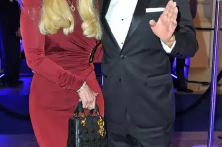 Scandalul anului în lumea milionarilor! Și-a dat soția afară din casă și se mută cu amanta, mai tânără cu 32 de ani