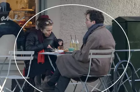 Ea are 59 de ani, el are 38! Îndrăgita actriță, pe care o știi sigur de la TV, a „furat” inima unui tinerel și trăiește o poveste de dragoste ca-n telenovele! În timp ce gurile rele aruncă cu noroi, ea și iubitul se afișează peste tot împreună / FOTO