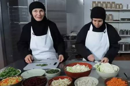 Cea mai bună salată de post, după rețeta măicuțelor de la Mănăstirea Nera! E plină de vitamine, sățioasă și se face din ingrediente ieftine