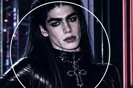 Azi e unul dintre cei mai cunoscuți bărbați din România, vorbește și despre politică și apare des la TV, dar în tinerețe participa adesea la show-uri în travesti. Uită-te bine la poză, îl recunoști? Ți-ai dat seama cine e? FOTO