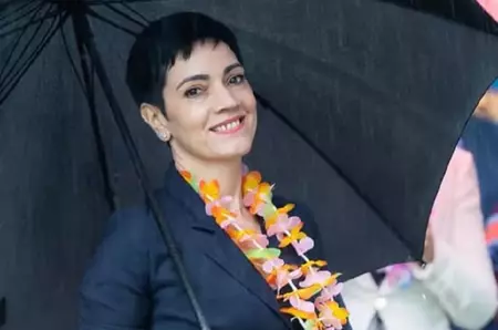 O recunoști? Este femeia care stă de 20 de ani în spatele președintilor României. dar puțini știu unde s-a născut. Așa a început cariera ei