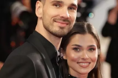 Wow, ce rochie, ce apariție!! Cum s-a afișat Theo Rose la Festivalul de Film de la Cannes, la brațul soțului ei, regizorul Anghel Damian. „Am fost alături de soția mea la o gală” FOTO