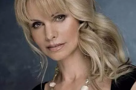 Woz, așa arată azi, la 73 de ani, Anastasia Lazariuc. În haine moderne, cu ochelari de soare și șapcă, nu îi dai mai mult de 50 de ani! Doamne, ce femeie frumoasă!! / FOTO