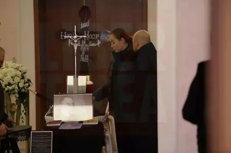 Nidia Moculescu, de nerecunoscut la înmormântarea tatălui ei, Horia Moculescu! Tânăra s-a ascuns sub o pălărie și o pereche de ochelari de soare, dar durerea se citea cu ușurință pe chipul ei