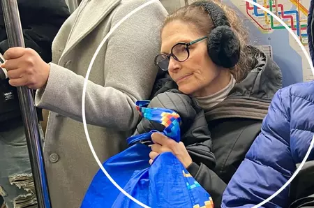 Înghesuită la metrou, cu sacoșele de cumpărături în brațe... pur și simplu de nerecunoscut! Uită-te bine la poză, îți dai seama cine e? E super celebră, dar preferă să ducă o viață absolut normală. Ți-ai dat seama cine e în fotografie?