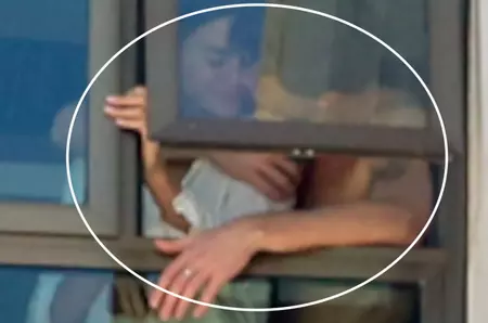 Nimeni, dar absolut nimeni, nu s-ar fi gândit că ei doi sunt împreună! Fotografii l-au prins pe jumătate dezbrăcat, în tandrețuri cu noua iubită! Ei formează cel mai nou cuplu din showbiz! Wow, ce surpriză! FOTO