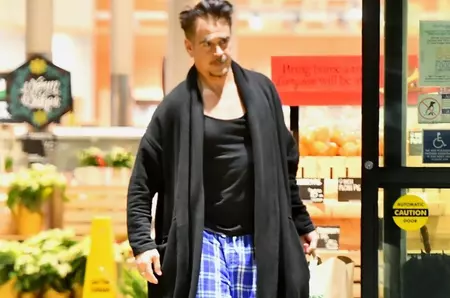 În pijama, la cumpărături! Așa l-au surprins fotografii, aproape de miezul nopții! A cumpărat repede produsele de care avea nevoie și a fugit spre mașină. Ți-ai dat seama cine e în poză? E super celebru și îl vezi des la TV!