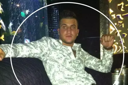 Uită-te bine la el! Îl recunoști? Acum apare des la TV, e plin de mușchi și de tatuaje și îl știe toată România! Când a fost făcută poza asta era un tânăr ca oricare altul, fără prea mulți bani. Ți-ai dat seama cine e?