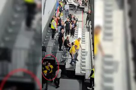 Imagini scandaloase la derby-ul din prima ligă! Suporter lovit cu pumnul de reprezentantul firmei de pază: clubul a vrut să scoată echipa de pe teren