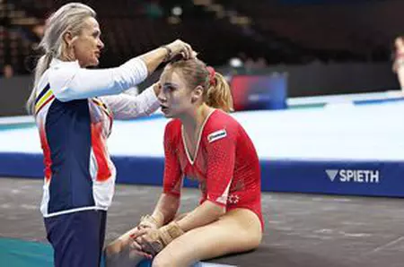 „Mami, nu mai pot!”. Filmări greu de privit cu Camelia Voinea în sală, în timp ce îşi abuzează verbal fiica