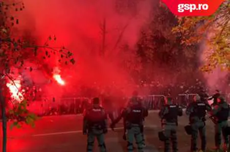 Imagini revoltătoare la Zenica » Sub ochii Poliției, ultrașii bosniaci au afișat imagini cu români care cerșesc, vând fier sau fură