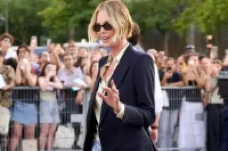 A apărut AȘA pe covorul roșu la aproape 51 de ani, dar realitatea din spatele imaginilor de la Paris este cu totul alta! Superba Charlize Theron recunoaște sincer prin ce chinuri fizice trece acum