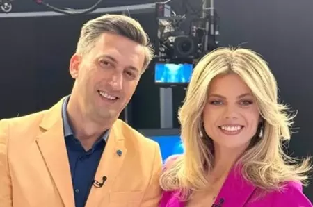 Sunt colegi la TV, dar și familie în viața reală! Detaliul superb despre relația dintre Roxana Hulpe și Cosmin Stan. Puțini știu că prezentatorul este, de fapt, nașul de cununie al colegei sale de la știri. Acum fac echipă și într-un nou proiect