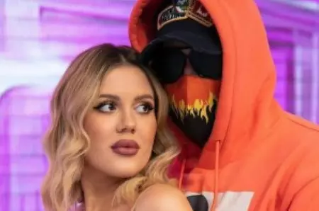 S-A ÎNTÂMPLAT! Emily Burghelea i-a dat masca jos soțului ei. Vezi primele imagini cu chipul lui Andrei!