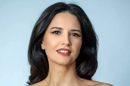 Iulia Pârlea, apariție incendiară pe plajă! Prezentatoarea PRO TV a pozat fără inhibiții, iar fanii au reacționat imediat: „Ești superbă!” [GALERIE FOTO]