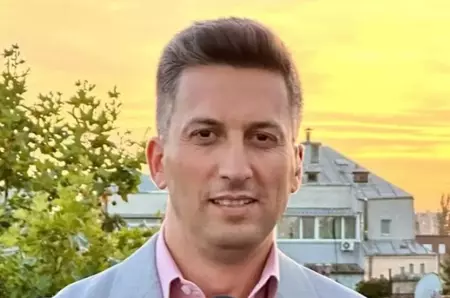 Nu o să crezi cât de frumoasă e! Cosmin Stan a surprins fanii cu o fotografie rară alături de soția sa, Oana