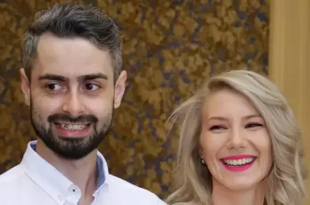 Radu Bucălae și soția lui, Alexandra, și-au prezentat apartamentul de lux. Detaliul ingenios din dormitor care i-a cucerit pe fani și povestea neștiută a cununiei lor atipice: „Totul a pornit de la un bilet la teatru!”