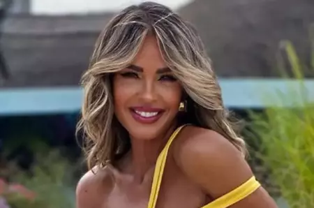 Diana Munteanu și-a arătat vila de lux! 👀 Dressingul vedetei este impresionant: oglindă uriașă și o colecție de genți care fură imediat privirile. Cum arată locuința? Galerie foto