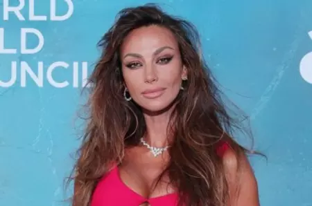 A purtat o rochie spectaculoasă tip sirenă, dar a fugit de fotografi: De ce s-a mișcat Mădălina Ghenea la Cannes „ca un infractor căutat”