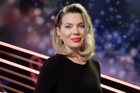 Nu o mai recunoști! Cum arăta Gina Pistol. De la fată simplă la regina audiențelor. Vezi imaginile rare cu transformarea ei totală și intervențiile estetice!