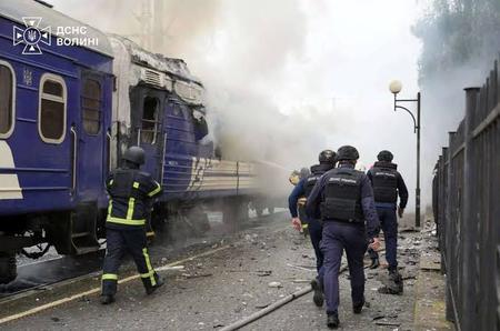 Tren lovit de o dronă rusească, la granița cu Polonia. Oficialii străini trecuseră prin zonă cu doar câteva minute înainte