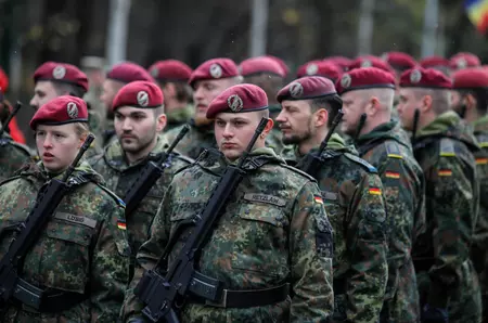 Toți tinerii de 18 ani din Germania, înregistrați obligatoriu pentru serviciul militar. Noua lege, adoptată azi