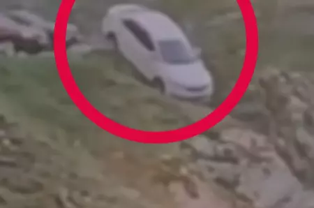 În timp ce mașina se prăbușea în râpa din Transfăgărășan, șoferița era... Vezi mai mult