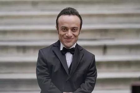 Hamza Yazıcı, actorul care joacă rolul Tako în serialul &quot;Fata de la fereastră&quot;, apariție de senzație în compania colegilor săi de platou