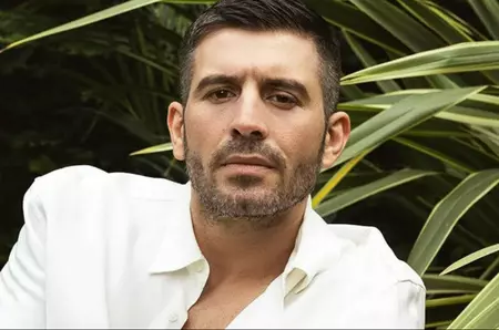 Cum arăta Cihangir Ceyhan, actorul care joacă rolul Hayri în serialul &quot;Fata de la fereastră&quot;, când a debutat pe platourile de filmare