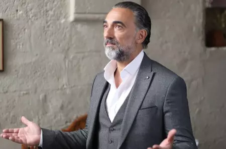 Selim Bayraktar, care joacă rolul Cevdet Yalcin în serialul turcesc „Dragostea te va face să plângi”, schimbare spectaculoasă de look! Iată cum arată celebrul actor în prezent