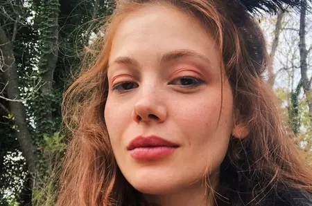 Cine este și câți ani are Eda Şölenci, actrița care joacă rolul Nalan Demirci, în serialul turcesc „Dragostea te va face să plângi”