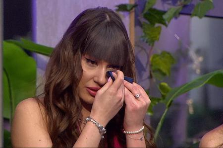 Jaqueline izbucnește în lacrimi! Tânăra recunoaște că suferă din cauza atitudinii lui Alexandru! Aflați ce se va întâmpla între cei doi concurenți, în Gala de duminică, 25 ianuarie, de la orele 16:00 și 19:00, la Kanal D