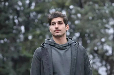 Cine este și câți ani are Oktay Çubuk, actorul care joacă rolul Firat Yildiz în serialul turcesc „Dragostea te va face să plângi”
