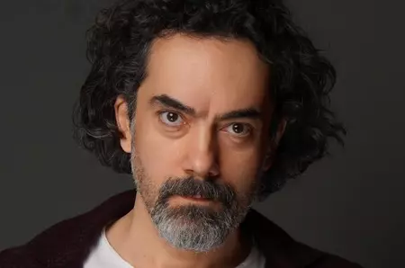 Cine este și câți ani are Tolga Çıklaçiftçi, actorul care joacă rolul Alp, soțul Canei din serialul &quot;Fata de la fereastră&quot;