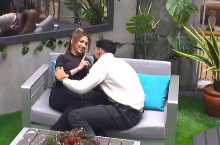 Ahmed îi adresează o întrebare grea Veronicăi: „Preferi să pleci cu mine sau să câștigi?”. Aflați răspunsul concurentei în ediția de luni, 29 decembrie, din „Casa iubirii”, de la 10:00 și 16:30, la Kanal D