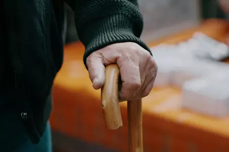 Crește indemnizația de însoțitor! Ce sume vor primi beneficiarii de la data de 1 iulie